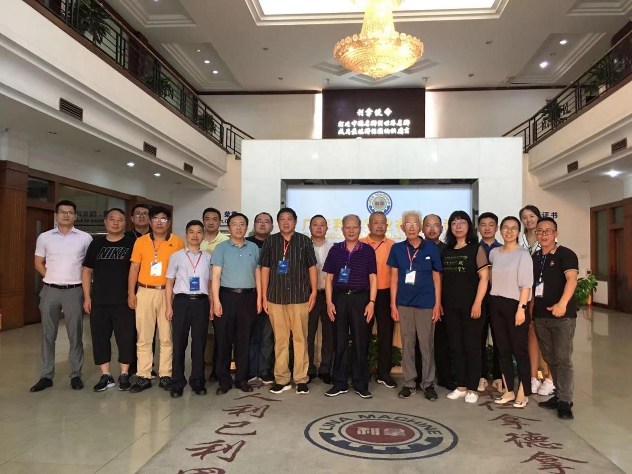 第四屆現代橡膠論壇的專家、教授們蒞臨我司參觀考察